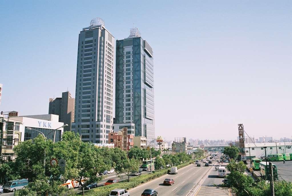 Windsor Hotel Taichung Exterior photo View of the city