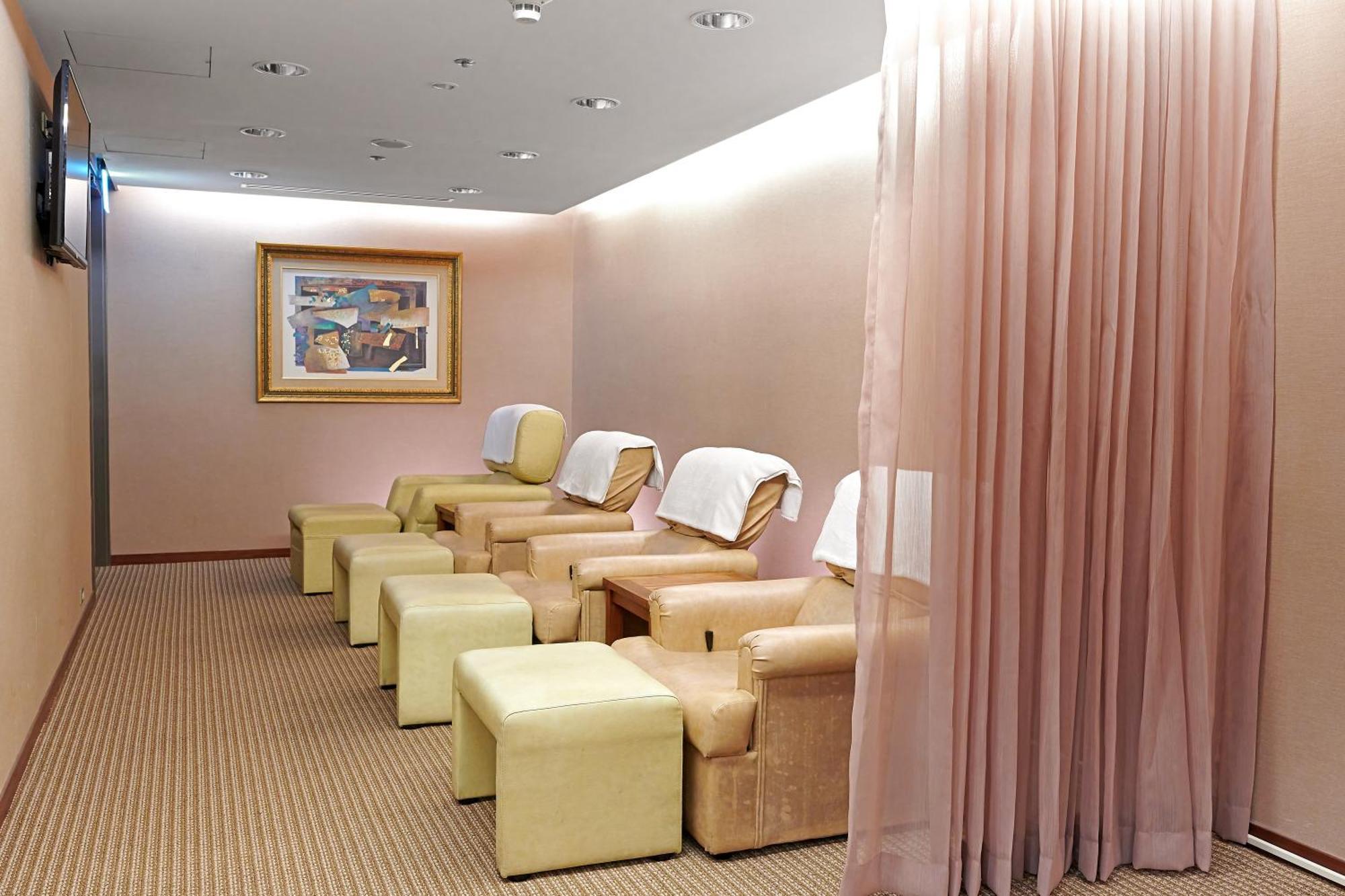 Windsor Hotel Taichung Exterior photo A foot massage parlor in Hong Kong