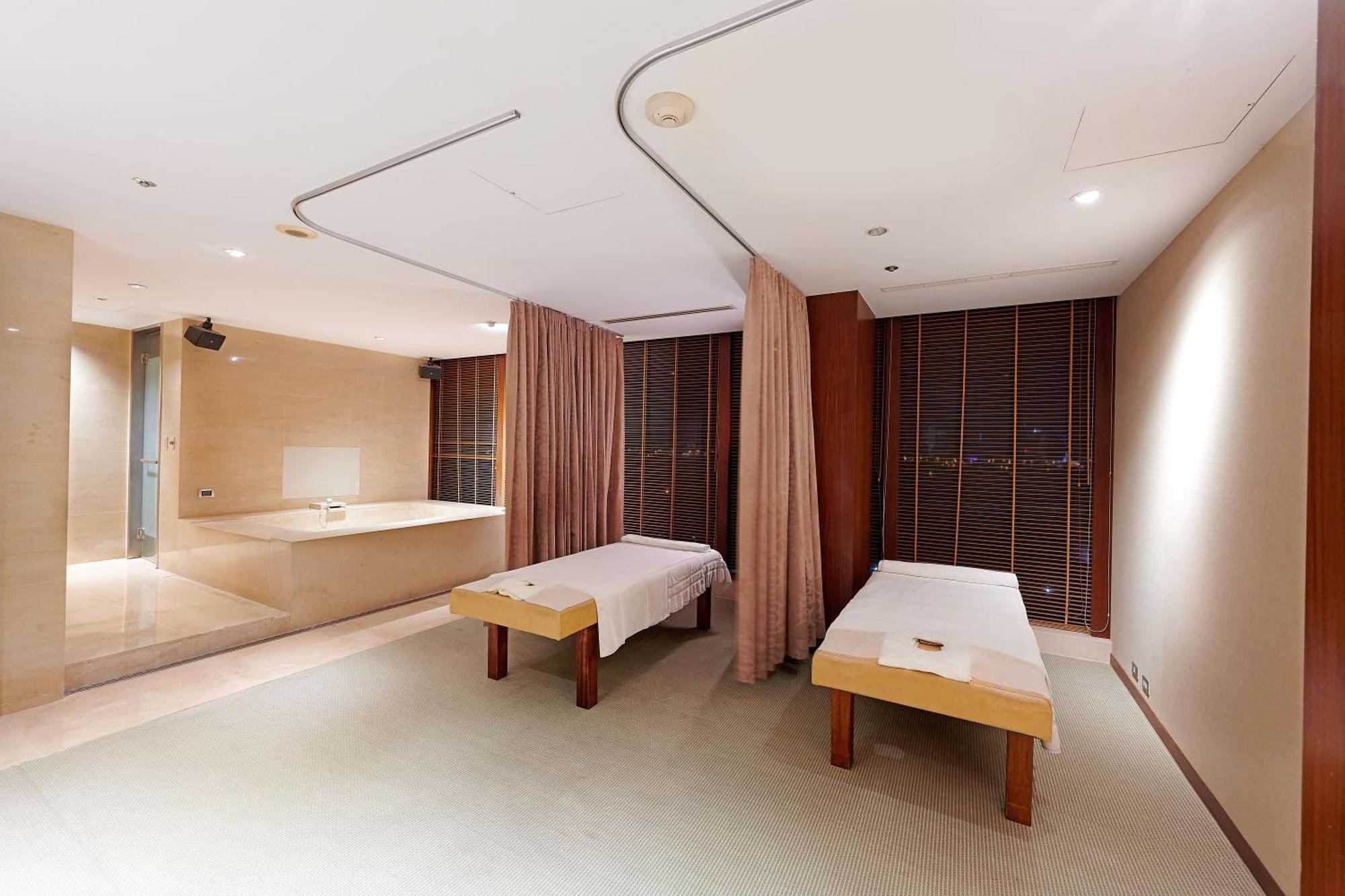 Windsor Hotel Taichung Exterior photo A treatment room at the spa