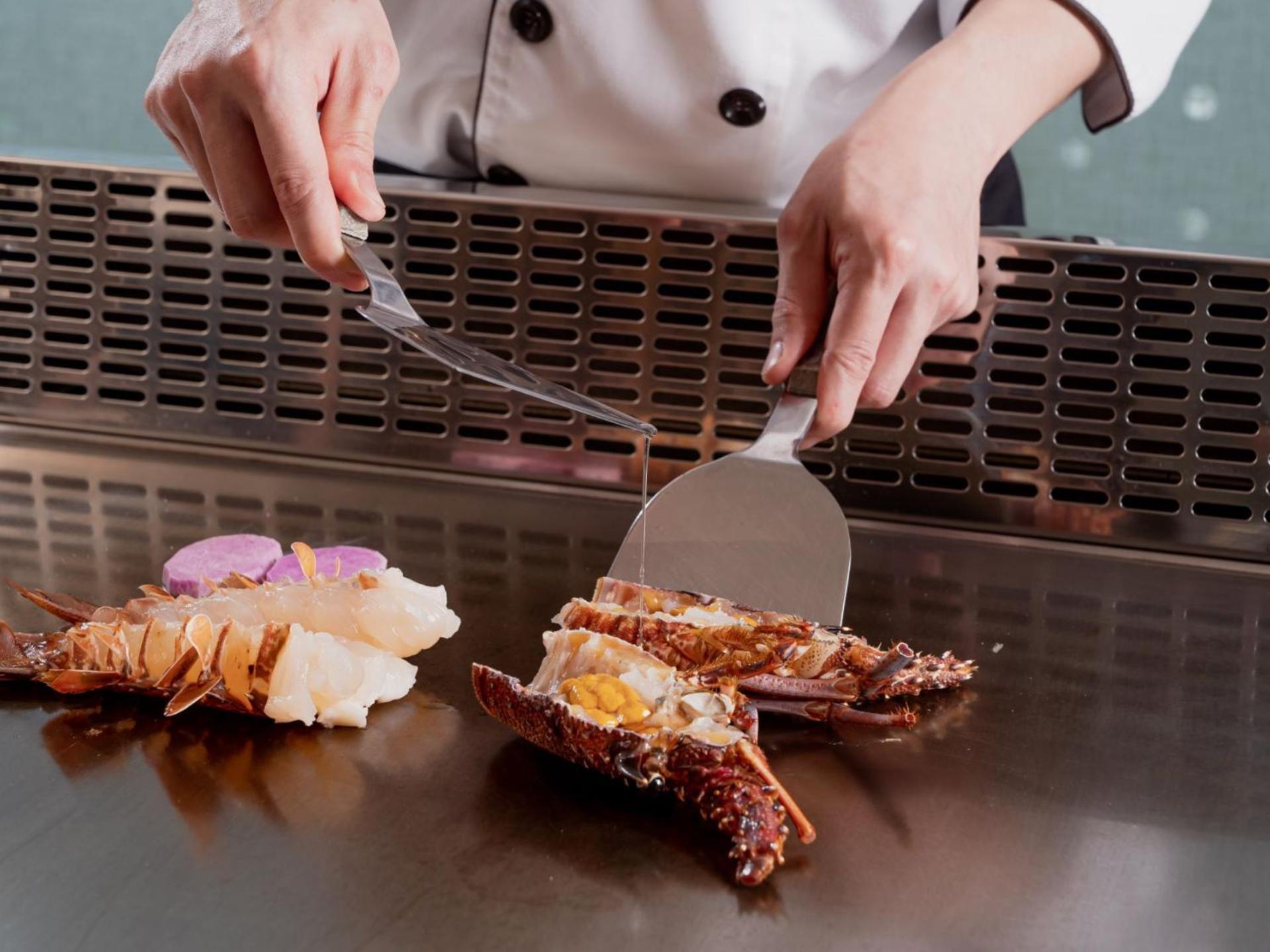 Windsor Hotel Taichung Exterior photo A chef using a fish knife to fillet a lobster