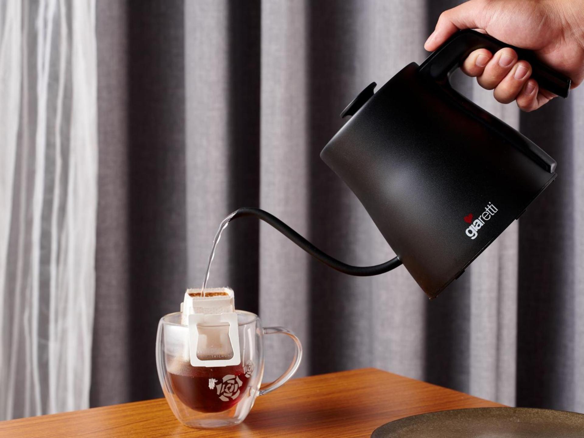 Windsor Hotel Taichung Exterior photo A kettle in use