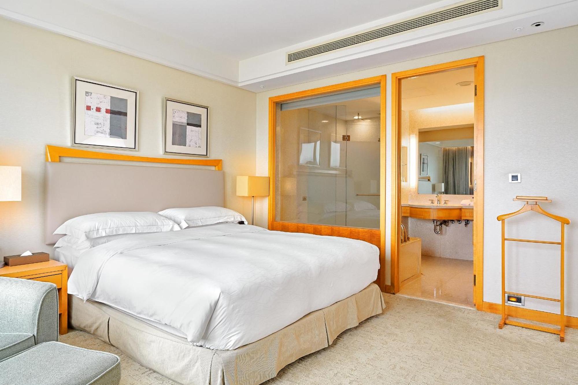Windsor Hotel Taichung Room photo A bedroom at the hotel