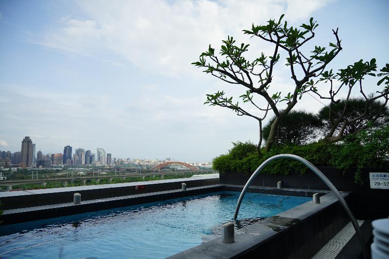 Windsor Hotel Taichung Exterior photo The pool at the top of the hotel