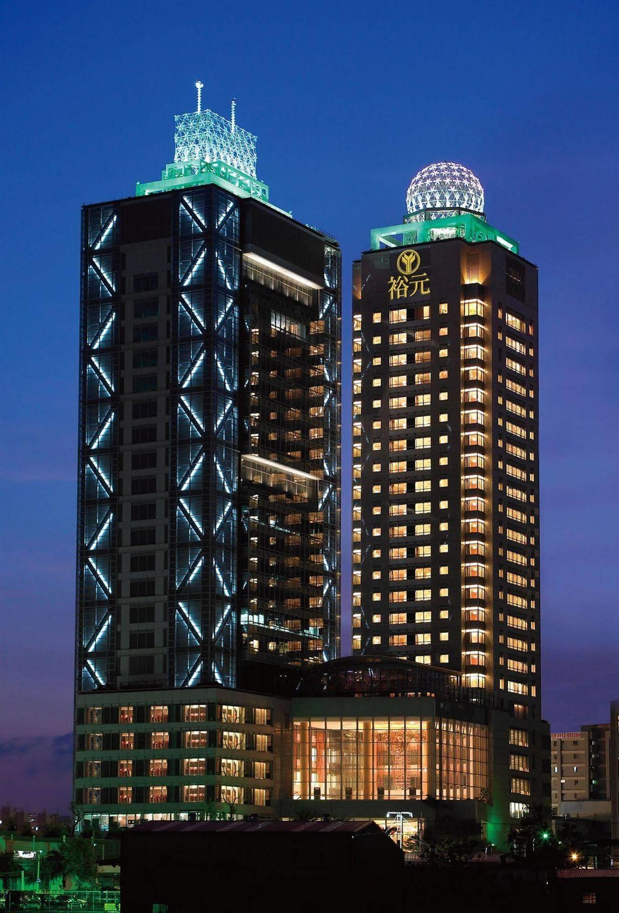 Windsor Hotel Taichung Exterior photo The hotel at night